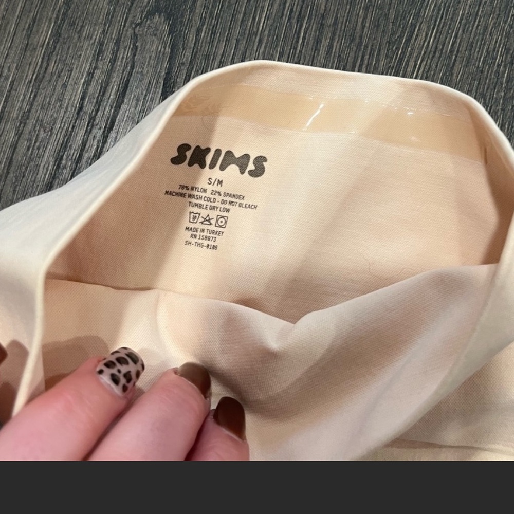 SKIMS fits everybody s/m high waisted thong. new w/o tags.